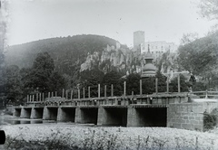 Austria, Baden, Holzrechenbrücke a Schwechat folyó felett, mögötte a Hotel Sacher Baden, fenn a háttérben Rauhenstein várának romjai. Leltári jelzet: 29796, 1915, Magyar Műszaki és Közlekedési Múzeum / Archívum / Negatívtár / Pölös István gyűjteménye, Czakó Ferenc, Fortepan #132904