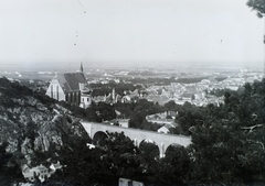 Austria, Mödling, előtérben az Aquädukt, mögötte balra a St. Othmar-templom és a Csontház. Középen a Régi Városháza óratornyos épülete látszik. Leltári jelzet: 29798, 1915, Magyar Műszaki és Közlekedési Múzeum / Archívum / Negatívtár / Pölös István gyűjteménye, Czakó Ferenc, Fortepan #132906