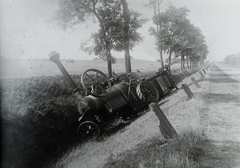 Árokba borult Hofherr-Schrantz-Clayton-Shuttleworth cséplőgép- és tüzesgép. Leltári jelzet: 29818, 1915, Magyar Műszaki és Közlekedési Múzeum / Archívum / Negatívtár / Pölös István gyűjteménye, Czakó Ferenc, First World War, Fortepan #132923