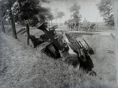 Árokba borult Hofherr-Schrantz-Clayton-Shuttleworth cséplőgép- és tüzesgép. Leltári jelzet: 29819, 1915, Magyar Műszaki és Közlekedési Múzeum / Archívum / Negatívtár / Pölös István gyűjteménye, Czakó Ferenc, First World War, threshing machine, Fortepan #132924