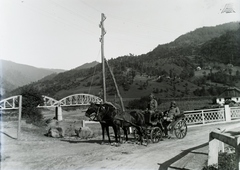 Romania,Transylvania, Leordina, »kétlovas bőrfedeles, nyitott kocsi.« Leltári jelzet: 29834, 1915, Magyar Műszaki és Közlekedési Múzeum / Archívum / Negatívtár / Pölös István gyűjteménye, Czakó Ferenc, First World War, railway bridge, coach, Fortepan #132937