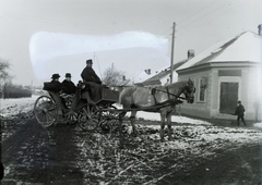 »Egy lóra fogatolt félfedeles nyitott kocsi.« Leltári jelzet: 29838, 1915, Magyar Műszaki és Közlekedési Múzeum / Archívum / Negatívtár / Pölös István gyűjteménye, Czakó Ferenc, Horse-drawn carriage, Fortepan #132941