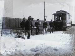 Ausztria, Bécs, a villamos a Joachimsthalerplatz mellett, a Maroltingergassé-n áll, a Wernhardtstrasse sarka előtt., 1915, Magyar Műszaki és Közlekedési Múzeum / Archívum / Negatívtár / Pölös István gyűjteménye, Czakó Ferenc, első világháború, villamos, sérült kép, viszonylatszám, Fortepan #132950