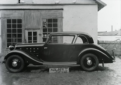 Magyarország, Szentes, Hansa 1100 Limousine típusú személygépkocsi. Leltári jelzet: 29944, 1937, Magyar Műszaki és Közlekedési Múzeum / Archívum / Negatívtár / Pölös István gyűjteménye, Czakó Ferenc, felirat, Hansa-márka, automobil, Fortepan #133038