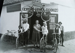 Hungary, Szentes, »Kerékgyártó Kálmán Kerékpárkölcsönzője.« Leltári jelzet: 29951, 1930, Magyar Műszaki és Közlekedési Múzeum / Archívum / Negatívtár / Pölös István gyűjteménye, Czakó Ferenc, bicycle, Fortepan #133043