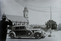 Hungary, Szentes, Kossuth tér, balra a Református nagytemplom. »József főherceg és Zupka-karosszériás Mercedes automobilja.« Leltári jelzet: 29941, 1935, Magyar Műszaki és Közlekedési Múzeum / Archívum / Negatívtár / Pölös István gyűjteménye, Czakó Ferenc, Mercedes-brand, Fortepan #133048