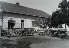 Hungary, Szentes, Vásárhelyi út 52. (ekkor Lord Rothermere utca 24.). Kovács Pál kocsigyára; Kovács Pál patkoló és kocsikovács. Nagyatádi kasos, féderes és stráf kocsik raktára. Leltári jelzet: 29955, 1930, Magyar Műszaki és Közlekedési Múzeum / Archívum / Negatívtár / Pölös István gyűjteménye, Czakó Ferenc, Fortepan #133049