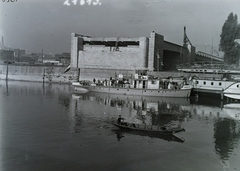 Magyarország, Óbuda, Budapest III., Óbudai Hajógyár. MFTR Maros vontató csavaros motorhajó (épült: 1941.) az épülő Árpád hídnál. Leltári jelzet: 21613, 1941, Magyar Műszaki és Közlekedési Múzeum / Történeti Fényképek Gyűjteménye / Óbudai Hajógyár gyűjteménye, Duna, Budapest, Fortepan #133079