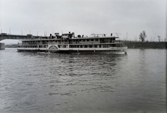 Magyarország, Budapest III., Maxim Gorkij utaszállító lapátkerekes gőzhajó (épült: 1952., Óbudai Hajógyár) az Árpád (Sztálin) hídnál a Dunán. Háttérben a Margit-sziget. Leltári jelzet: 21634, 1952, Magyar Műszaki és Közlekedési Múzeum / Történeti Fényképek Gyűjteménye / Óbudai Hajógyár gyűjteménye, Budapest, gőzhajó, Fortepan #133092