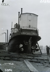 »A "RHEIN-DONAU EXPRESS SCHIFFARTS AG" hajója a parton az Óbudai Hajógyárban (vontató?).« Leltári jelzet: 21640, 1937, Magyar Műszaki és Közlekedési Múzeum / Történeti Fényképek Gyűjteménye / Óbudai Hajógyár gyűjteménye, Fortepan #133098