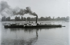 Hungary, Budapest, DDSG Inn oldalkerekes vontató gőzhajó (épült: 1924.), háttérben a Margit-sziget. Leltári jelzet: N123, 1924, Magyar Műszaki és Közlekedési Múzeum / Történeti Fényképek Gyűjteménye / Óbudai Hajógyár gyűjteménye, steamboat, Fortepan #133136