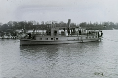 Magyarország, Óbuda, Budapest III., Óbudai Hajógyár, a János pénzügyőri csavargőzös, orsovai őrhajó a Hajógyári-sziget csúcsánál, háttérben a Margit-sziget. Leltári jelzet: N124, 1933, Magyar Műszaki és Közlekedési Múzeum / Történeti Fényképek Gyűjteménye / Óbudai Hajógyár gyűjteménye, Budapest, Fortepan #133137