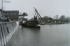 Magyarország, Óbuda, Budapest III., Óbudai Hajógyár, Hajógyári-öböl. Oldalkerekes személyszállító gőzhajó kazánjának kiemelése. Leltári jelzet: N125, 1917, Magyar Műszaki és Közlekedési Múzeum / Történeti Fényképek Gyűjteménye / Óbudai Hajógyár gyűjteménye, Budapest, Fortepan #133140