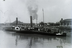 Magyarország, Óbuda, Budapest III., DDSG Herkules oldalkerekes vontató gőzhajó (épült: 1910) a Hajógyári-sziget melletti Duna-ágban. Háttérben az Árpád fejedelem útja (Óbudai rakpart) épületei, balra az Óbudai zsinagóga. Leltári jelzet: N128, 1917, Magyar Műszaki és Közlekedési Múzeum / Történeti Fényképek Gyűjteménye / Óbudai Hajógyár gyűjteménye, Budapest, Fortepan #133143