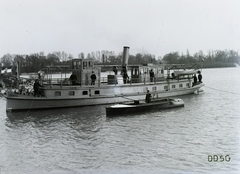 Magyarország, Óbuda, Budapest III., a Pénzügyőrség János nevű csavaros gőzhajója (épült 1901.) a Dunán a Hajógyári-sziget csúcsánál. Háttérben a Margit-sziget. Leltári jelzet: N214, 1922, Magyar Műszaki és Közlekedési Múzeum / Történeti Fényképek Gyűjteménye / Óbudai Hajógyár gyűjteménye, hajó, Budapest, Fortepan #133159