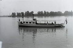 Magyarország, Budapest, Mohács város motoros átkelőhajója, a Mohács (épült: 1926.), háttérben a Margit-sziget. Leltári jelzet: N216, 1926, Magyar Műszaki és Közlekedési Múzeum / Történeti Fényképek Gyűjteménye / Óbudai Hajógyár gyűjteménye, Fortepan #133161