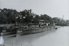 Magyarország, Óbuda, Budapest III., Óbudai Hajógyár, Hajógyári-öböl. DDSG 348 áruszállító uszályhajó. Jobbra a háttérben a raktárépólet és a szénrakodó. Leltári jelzet: N237, 1918, Magyar Műszaki és Közlekedési Múzeum / Történeti Fényképek Gyűjteménye / Óbudai Hajógyár gyűjteménye, Budapest, Fortepan #133174