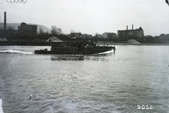 Magyarország, Budapest III., osztrák hadihajó a Dunán, mögötte a DDSG 6754 számú áruszállító uszályhajó. Háttérben az Árpád fejedelem útja (Újlaki rakpart) Dereglye utca és Nagyszombat utca közötti házsora. Leltári jelzet: N235, 1934, Magyar Műszaki és Közlekedési Múzeum / Történeti Fényképek Gyűjteménye / Óbudai Hajógyár gyűjteménye, Budapest, Fortepan #133176