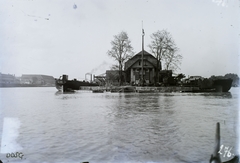 Magyarország, Óbuda, Budapest III., a Hajógyári-sziget déli csúcsa a Dunáról nézve. Szemben az őrház mögötte a kazánműhely oldalra nyúló beemelő fadaruival. Leltári jelzet: N276, 1912, Magyar Műszaki és Közlekedési Múzeum / Történeti Fényképek Gyűjteménye / Óbudai Hajógyár gyűjteménye, Budapest, Fortepan #133216