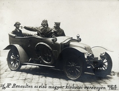 »11/18 HP Renault az első magyar kiskocsi versenyen. 1912. VI. 5-8. Magyar karosszériáját készitette Glattfelder Dezső budapesti autókarosszéria gyáros. Volánnál: Vértes, mellette Cocron János, Helios munkatársa, Atkári István pneu szerelő.« Leltári jelzet: MMKM_TEMGY_78_37, 1912, Magyar Műszaki és Közlekedési Múzeum / Témagyűjtemény / Vértes Vilmos István gyűjteménye, Renault-márka, autóverseny, automobil, Fortepan #133336