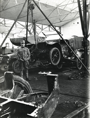 Poland, Nowy Sącz, Galícia, a tüzérség autójavító műhelye. Leltári jelzet: MMKM_TEMGY_78_45, 1915, Magyar Műszaki és Közlekedési Múzeum / Témagyűjtemény / Vértes Vilmos István gyűjteménye, First World War, automobile, winch, vehicle repair, Fortepan #133342