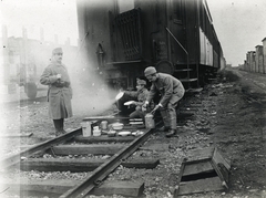 Poland, Rzeszów, vasútállomás, katonai autóműhely vonatszerelvénye. Leltári jelzet: MMKM_TEMGY_78_48, 1914, Magyar Műszaki és Közlekedési Múzeum / Témagyűjtemény / Vértes Vilmos István gyűjteménye, First World War, meal, can, Fortepan #133345