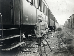 Poland, Rzeszów, vasútállomás, katonai autóműhely vonatszerelvénye. Előtérben Vértes (később Vértessy) Vilmos István, gépészmérnök, később országgyűlési képviselő. Leltári jelzet: MMKM_TEMGY_78_51, 1914, Magyar Műszaki és Közlekedési Múzeum / Témagyűjtemény / Vértes Vilmos István gyűjteménye, First World War, sword knot, Fortepan #133347