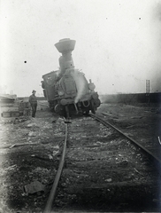 Poland, Jarosław, Galícia, az 1. hadsereg kisiklott mozdonya. Leltári jelzet: MMKM_TEMGY_78_61, 1915, Magyar Műszaki és Közlekedési Múzeum / Témagyűjtemény / Vértes Vilmos István gyűjteménye, First World War, train, Fortepan #133352