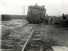 Poland, Jarosław, Galícia, az 1. hadsereg kisiklott mozdonya. Leltári jelzet: MMKM_TEMGY_78_63, 1915, Magyar Műszaki és Közlekedési Múzeum / Témagyűjtemény / Vértes Vilmos István gyűjteménye, First World War, train, Fortepan #133353