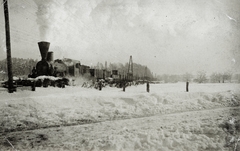 Poland, Jasło, az 1. hadsereg szerelvénye. Leltári jelzet: MMKM_TEMGY_78_64, 1915, Magyar Műszaki és Közlekedési Múzeum / Témagyűjtemény / Vértes Vilmos István gyűjteménye, First World War, steam locomotive, snow, Fortepan #133354