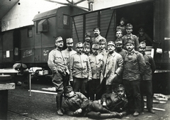 Poland, Rzeszów, vasútállomás, katonai autóműhely vonatszerelvénye. Leltári jelzet: MMKM_TEMGY_78_70, 1914, Magyar Műszaki és Közlekedési Múzeum / Témagyűjtemény / Vértes Vilmos István gyűjteménye, First World War, tableau, Fortepan #133357