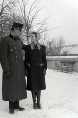 Magyarország, Budapest I., sétány a Várhegy oldalában, háttérben a Hunyadi János út 3-as számú ház tetőzete., 1942, Barna Imre, tél, hó, pad, magyar katona, karok a vállon, Budapest, Fortepan #133375