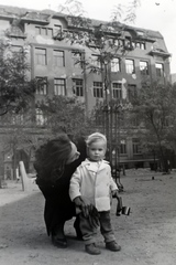 Magyarország, Budapest VIII., Horváth Mihály (Mária Terézia) tér, a háttérben a 8. szám alatti Gyakorló Iskola (később Fazekas Mihály Gyakorló Általános Iskola és Gimnázium)., 1946, Barna Imre, Budapest, hölgy, fa, kisfiú, Fortepan #133396