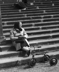 Hungary, Budapest VIII., Múzeumkert, a Magyar Nemzeti Múzeum lépcsője., 1959, Tőry Klára, tricycle, Budapest, stretched legs, sitting on stairs, Fortepan #133419