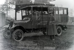 Magyarország, Pécs, báró Biedermann Adolf megrendelésére Kölesdre gyártott autóbusz. A felépítményt a Varga Gyula Autókarosszéria- és Kocsigyár készítette Rába alvázra., 1933, Varga Csaba dr., automobil, rontott fotó, kettős expozíció, Fortepan #133447