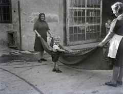 Hungary, Pécs, Rákóczi út 34., Varga Gyula Autókarosszéria- és Kocsigyárának udvara, szőnyegrázás a szerelőműhely előtt., 1945, Varga Csaba dr., smile, women, fun, kid, Fortepan #133457