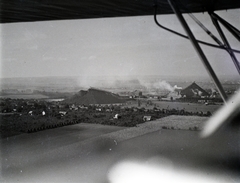 Magyarország, Pécs, légifotó Gyárváros városrészről egy Sólyom repülőgépről. Két salakhegy között a hőerőmű., 1937, Varga Csaba dr., Fortepan #133463