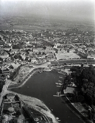 Magyarország, Baja, légifotó, Sugovica (Kamarás-Duna), balra a Vörös híd, középen az ekkor épülő, majd 1982-ben felrobbantott szigeti híd, ettől jobbra a Petőfi-sziget., 1936, Varga Csaba dr., légi felvétel, látkép, Fortepan #133467