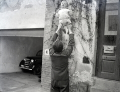 Magyarország, Pécs, Rákóczi út 34., Varga Gyula Autókarosszéria- és Kocsigyárának udvara., 1938, Varga Csaba dr., mutatvány, fej fölé emelés, Fortepan #133488