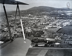 Magyarország, Pécs, légifotó, balra feljebb a Havihegyi kápolna, jobbra lent a Zsolnay gyár., 1940, Varga Csaba dr., légi felvétel, biplán, Fortepan #133496