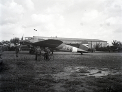 Magyarország, Pécs, Tüzér utcai repülőtér, Heinkel He 111 típusú repülőgép a hangár előtt., 1941, Varga Csaba dr., repülőgép, MKHL, Heinkel-márka, Heinkel He 111, Fortepan #133519