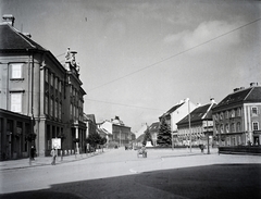 Magyarország, Szombathely, Berzsenyi Dániel tér, balra a Püspöki Palota., 1937, Varga Csaba dr., tér, járókelő, épület, püspöki palota, kordé, Fortepan #133530