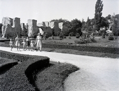 Magyarország, Pécs, Tettye városrész, a püspöki nyaraló romja., 1946, Varga Csaba dr., háborús kár, épületkár, gyerekek, park, kézenfogva, nyár, séta, Fortepan #133532