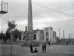 Ukrajna, Tulcsin, Leontovics (Lenin) utca - Nezalezsnosztyi utca sarok, előtérben a Stanisław Szczęsny Potocki idejében felállított obeliszk., 1941, Varga Csaba dr., második világháború, épületkár, keleti front, Fortepan #133536