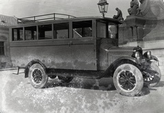 Hungary, Pécs, Rákóczi út, a Zsolnay szobor előtt a Kölesdi Autóüzem autóbusza. A felépítményt a Varga Gyula Autókarosszéria- és Kocsigyár készítette Chevrolet alvázra., 1935, Varga Csaba dr., bus, Fortepan #133557