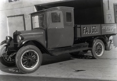 Hungary, Pécs, Rákóczi út 34., Varga Gyula Autókarosszéria- és Kocsigyárának udvara, Chevrolet alvázra épített kisteherautó., 1935, Varga Csaba dr., commercial vehicle, Fortepan #133588