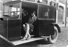 Magyarország, Pécs, Rákóczi út. A felépítményt a Varga Gyula Autókarosszéria- és Kocsigyár készítette., 1931, Varga Csaba dr., automobil, lányok-járművek, Fortepan #133592