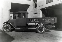 Hungary, Pécs, Rákóczi út 34., Varga Gyula Autókarosszéria- és Kocsigyárának udvara, Chevrolet alvázra épített kisteherautó., 1935, Varga Csaba dr., commercial vehicle, Fortepan #133596