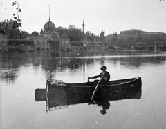 Magyarország, Városliget, Budapest XIV., Városligeti-tó a Műjégpálya épületével, háttérben a Szépművészeti Múzeum., 1926, Fortepan, tó, csónakázás, múzeum, eklektikus építészet, Budapest, Schickedanz Albert-terv, neoklasszicizmus, Herzog Fülöp Ferenc-terv, Fortepan #13369