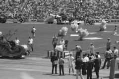 Hungary, Népstadion, Budapest XIV., Színészek-Újságírók Rangadó (SZÚR). Középen a dobogón Gálvölgyi János áll., 1969, Chuckyeager tumblr, Budapest, Fortepan #133734